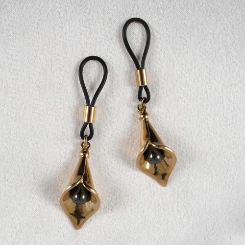 Lily with Hematite Pistil Non-Piercing Nipple Jewelry in Gold